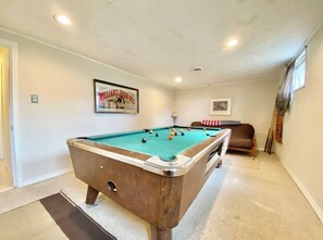 Games room - Spacious 5-bedroom house in welcoming Wilmington with WiFi, AC, Large Yard (Wilmington)