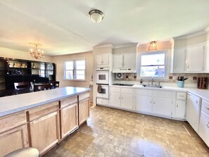 Microwave, oven, stovetop, dishwasher - Spacious 5-bedroom house in welcoming Wilmington with WiFi, AC, Large Yard (Wilmington)