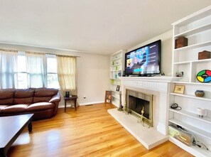 Een smart-tv en een open haard