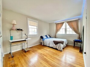5 bedrooms, iron/ironing board, WiFi, bed sheets