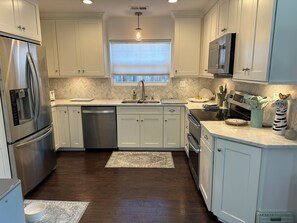 Een koelkast, een microgolfoven, een oven, een kookplaat