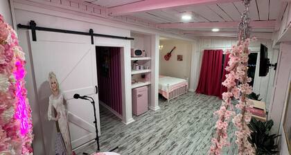 Charming Dolly Themed Studio on beautiful 40 Acres in Lebanon TN near Nashville