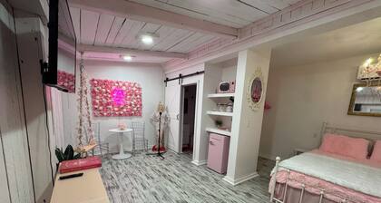 Charming Dolly Themed Studio on beautiful 40 Acres in Lebanon TN near Nashville