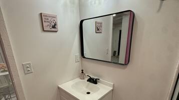 淋浴设施、毛巾、卫生纸