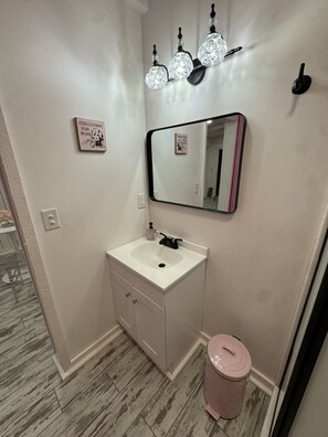 Douche, serviettes fournies, papier toilette