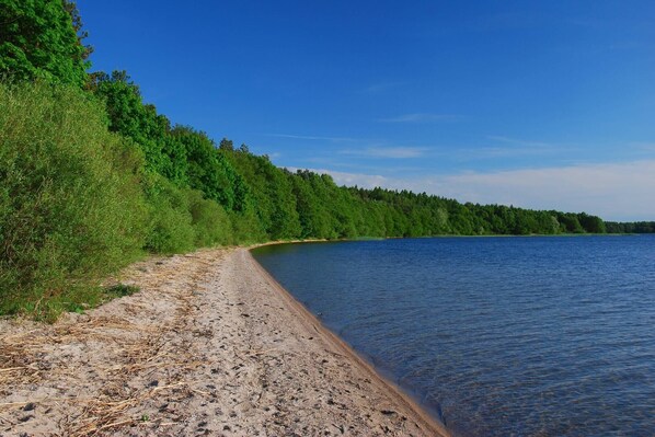 On the beach - Holiday home right on the lake shore (Wierzchowo)