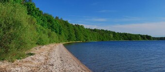 Holiday home right on the lake shore