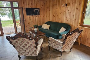 Älytelevisio, takka, pöytätennispöytä