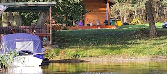 Holiday home right on the lake shore