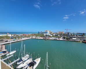 Suíte júnior, sacada, vista para a marina | Vista do quarto