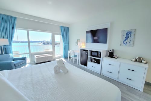 Chambre Prestige, 1 très grand lit, balcon, vue sur la marina | Coffre-fort, bureau, espace de travail pour ordinateurs portables