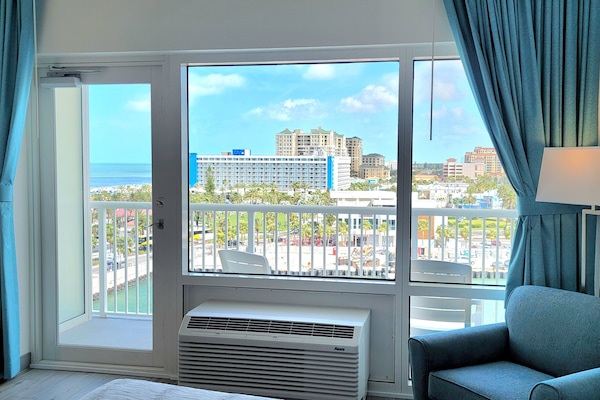 Doppia familiare, vista piscina | 1 camera, una cassaforte in camera, una scrivania, postazione laptop