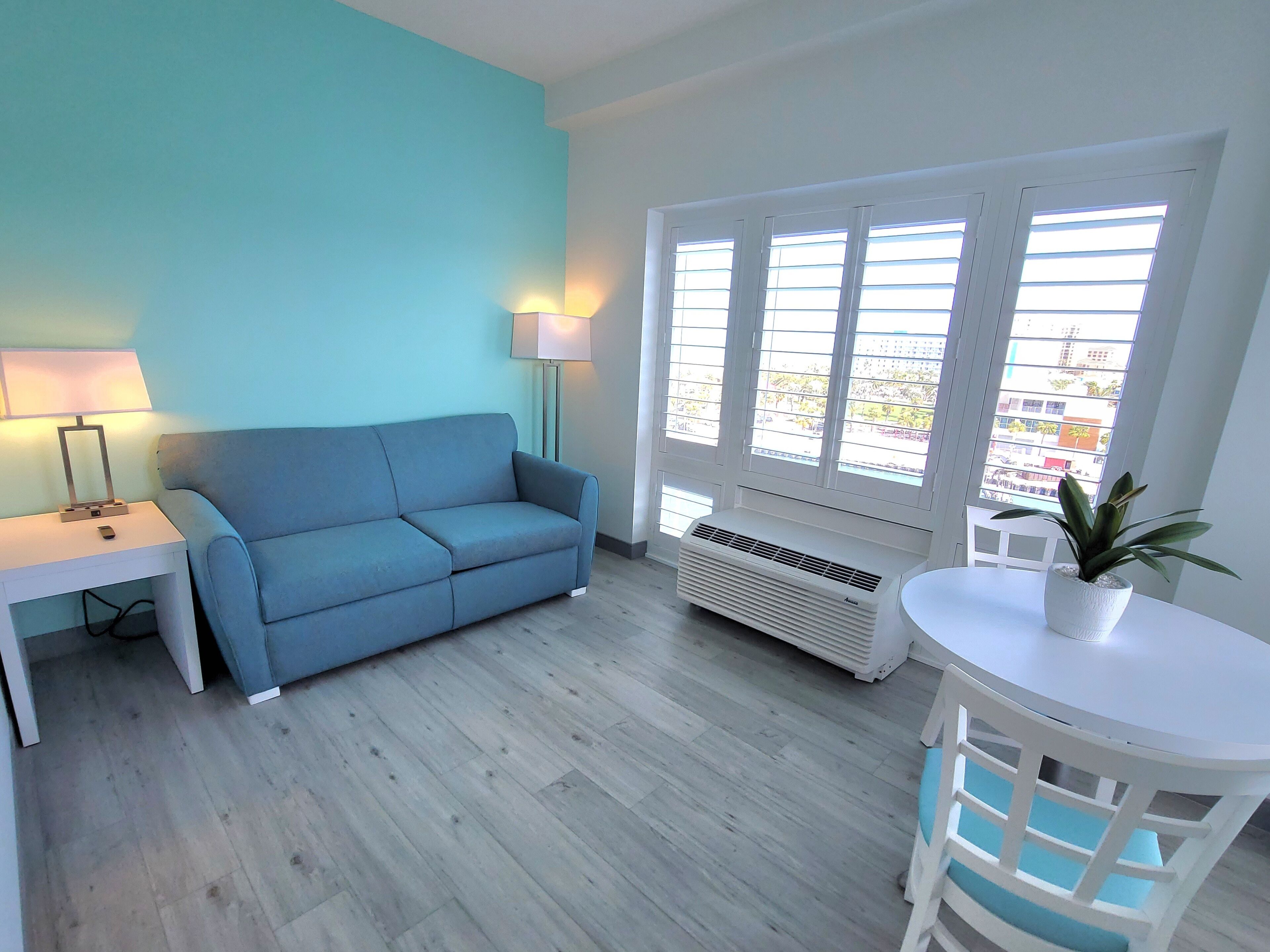 Junior-Suite, Balkon, Blick auf den Jachthafen | Wohnbereich | 50-Zoll-Smart-TV mit Kabelempfang