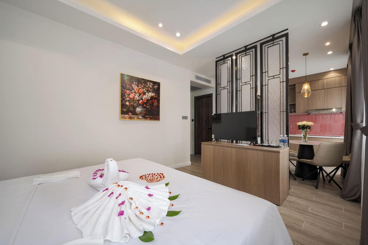 In-room safe, desk, laptop workspace, soundproofing