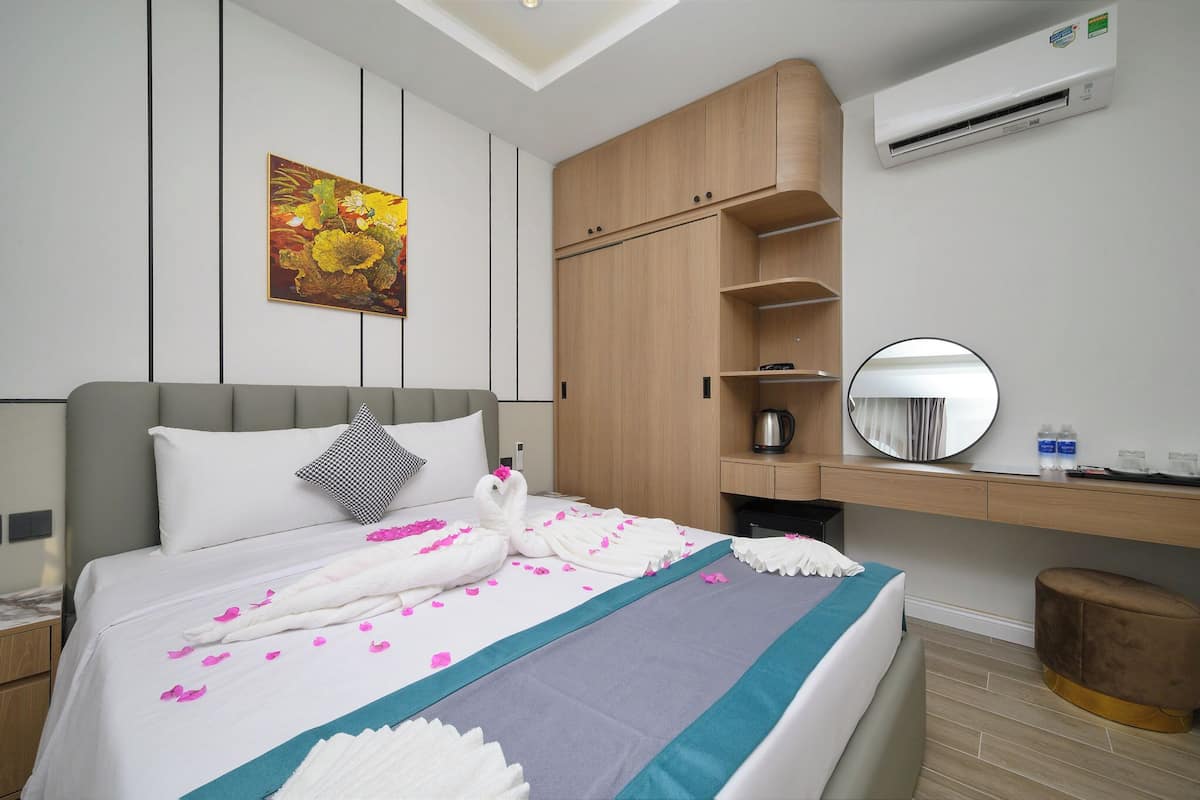 In-room safe, desk, laptop workspace, soundproofing