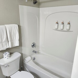 Haartrockner, Handtücher, Seife, Toilettenpapier