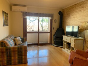 Superior appartement | Woonkamer | Een 32-inch smart-tv met digitale zenders