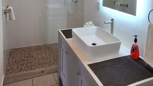 Shower, towels, soap, toilet paper - Gustavo's Zipolite #1 (Oax.)