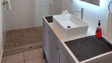 Douche, serviettes fournies, savon, papier de toilette