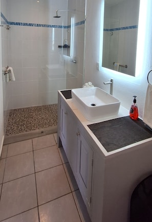 Dusche, Handtücher, Seife, Toilettenpapier