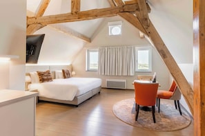 Elite Double Room | In-room safe, iron/ironing board (on request), WiFi (free), bed sheets
