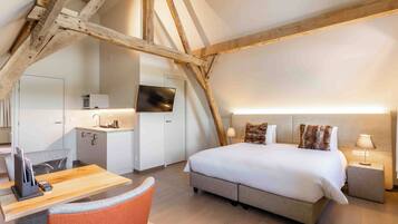 Luxe kamer, 1 twee- of 2 eenpersoonsbedden | 1 slaapkamer, een kluis op de kamer, een strijkplank/strijkijzer