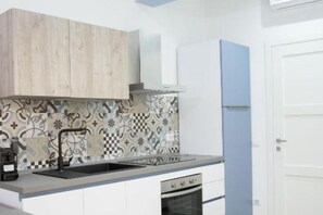 Fridge, oven, stovetop, cookware/dishes/utensils