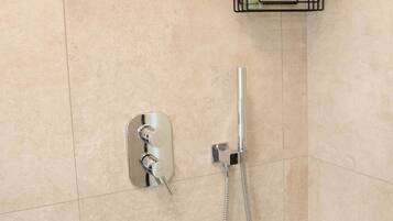 Doccia, asciugacapelli, bidet, asciugamani