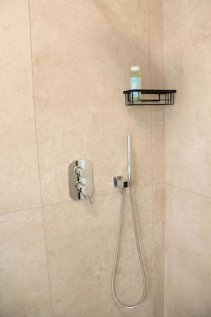 Bruser, hårtørrer, bidet, håndklæder