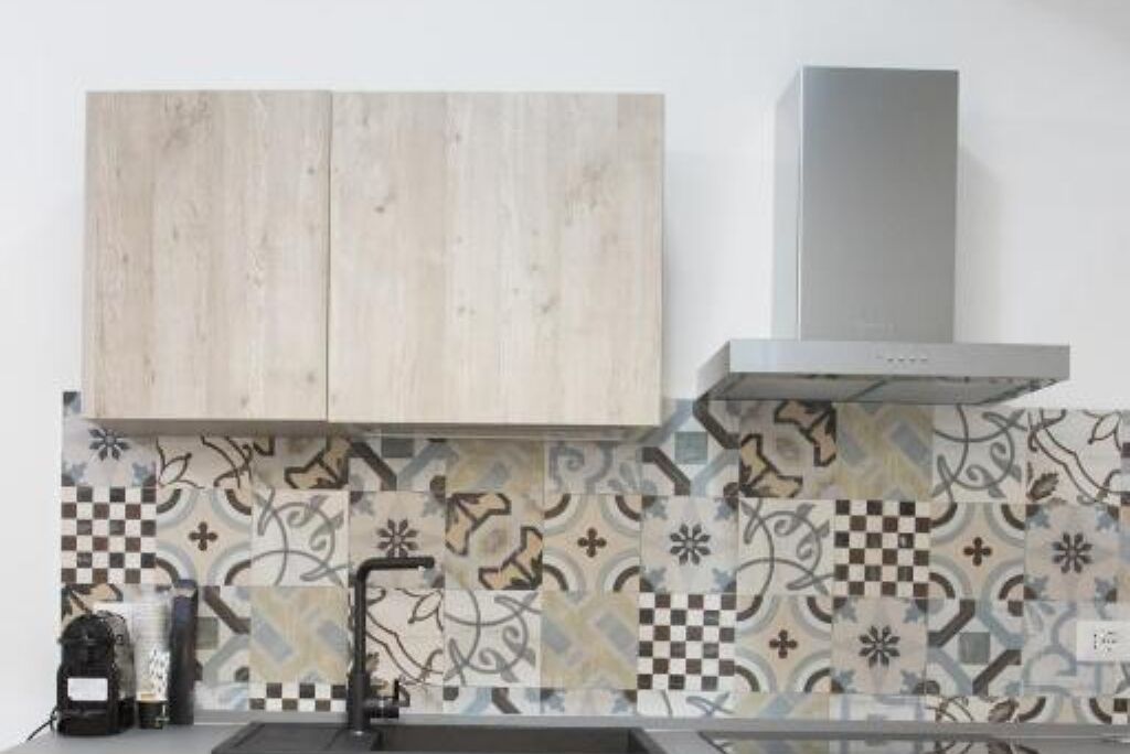 Kühlschrank, Ofen, Herdplatte, Kochgeschirr/Geschirr/Besteck