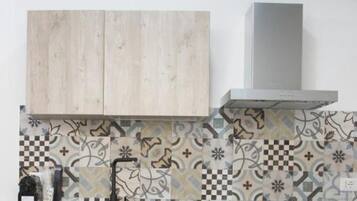 Kühlschrank, Ofen, Herdplatte, Kochgeschirr/Geschirr/Besteck