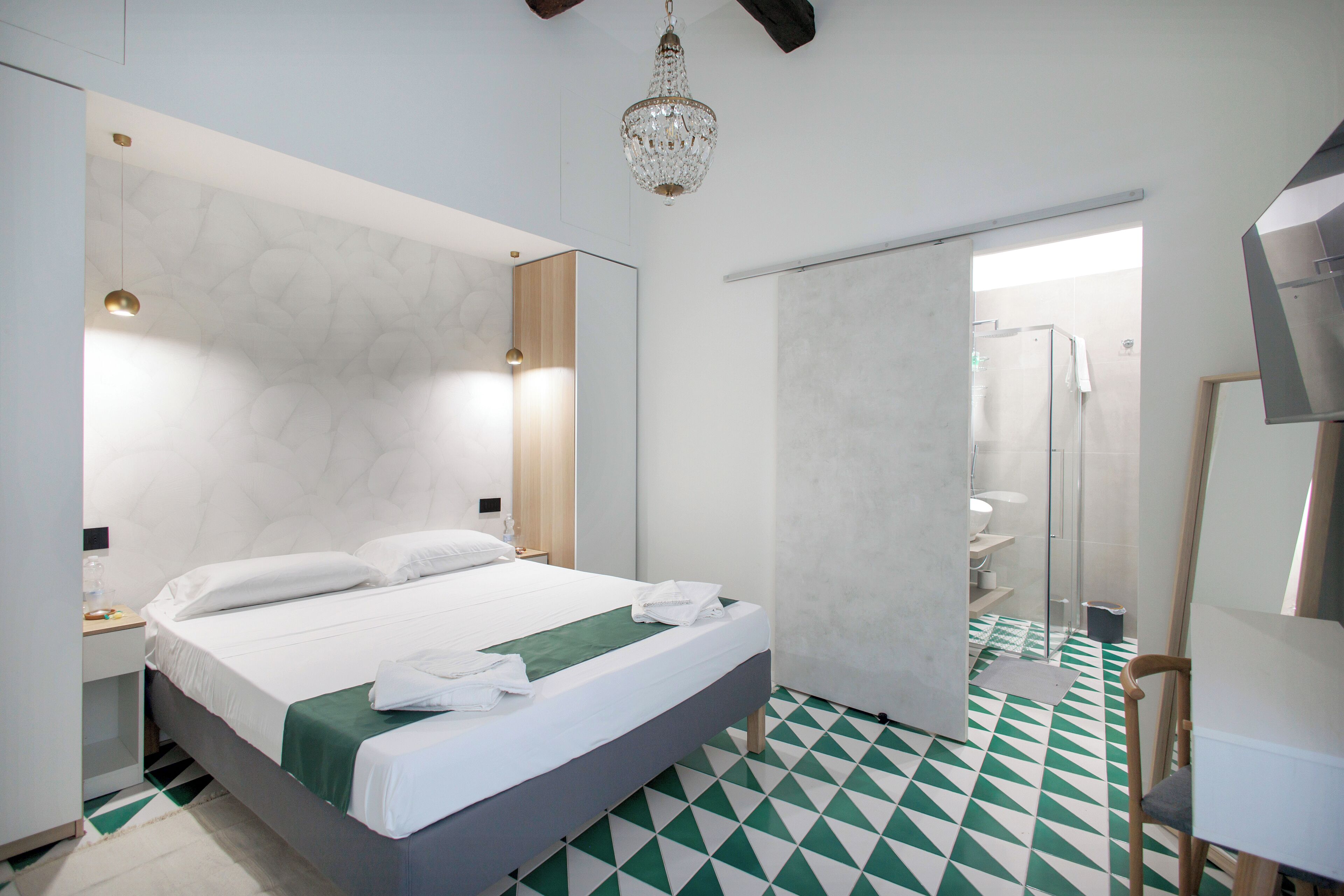 2 sovrum, skrivbord, resesäng och gratis wi-fi