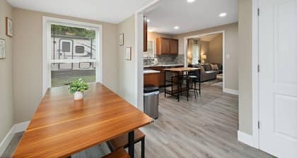 The Cedar Retreat 2BR 1BTH Free Parking Fast Wi-Fi