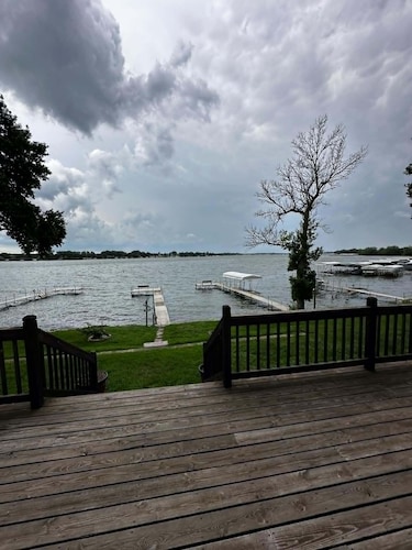 Vintage 2-bedroom cabin in tranquil Spirit Lake with WiFi, AC