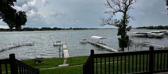 Vintage 2-bedroom cabin in tranquil Spirit Lake with WiFi, AC