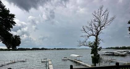 Vintage 2-bedroom cabin in tranquil Spirit Lake with WiFi, AC