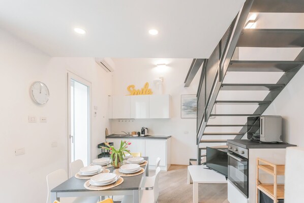 Fridge, oven, stovetop, dishwasher