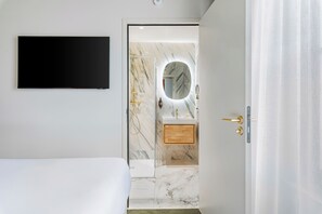 Chambre Standard Double ou avec lits jumeaux, salle de bains attenante, vue ville | Salle de bain | Douche, sèche-cheveux, serviettes fournies, savon