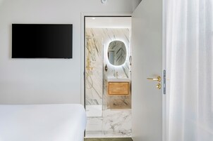 Kahden hengen standard-huone (yksi tai kaksi sänkyä), kylpyhuone makuuhuoneen yhteydessä | Kylpyhuone | Suihku, hiustenkuivaaja, pyyhkeet, saippua