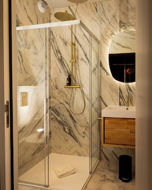 Habitación doble Deluxe | Baño | Regadera, secadora de cabello, toallas, jabón
