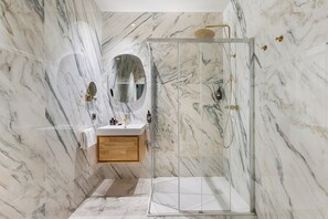 Quarto casal ou duplo luxo, suíte, vista para a cidade | Banheiro | Chuveiro, secador de cabelo, toalhas de banho, sabonete