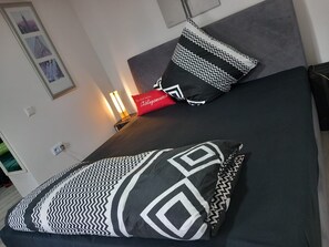 1 Schlafzimmer, Schreibtisch, Bügeleisen/Bügelbrett, Reisekinderbett