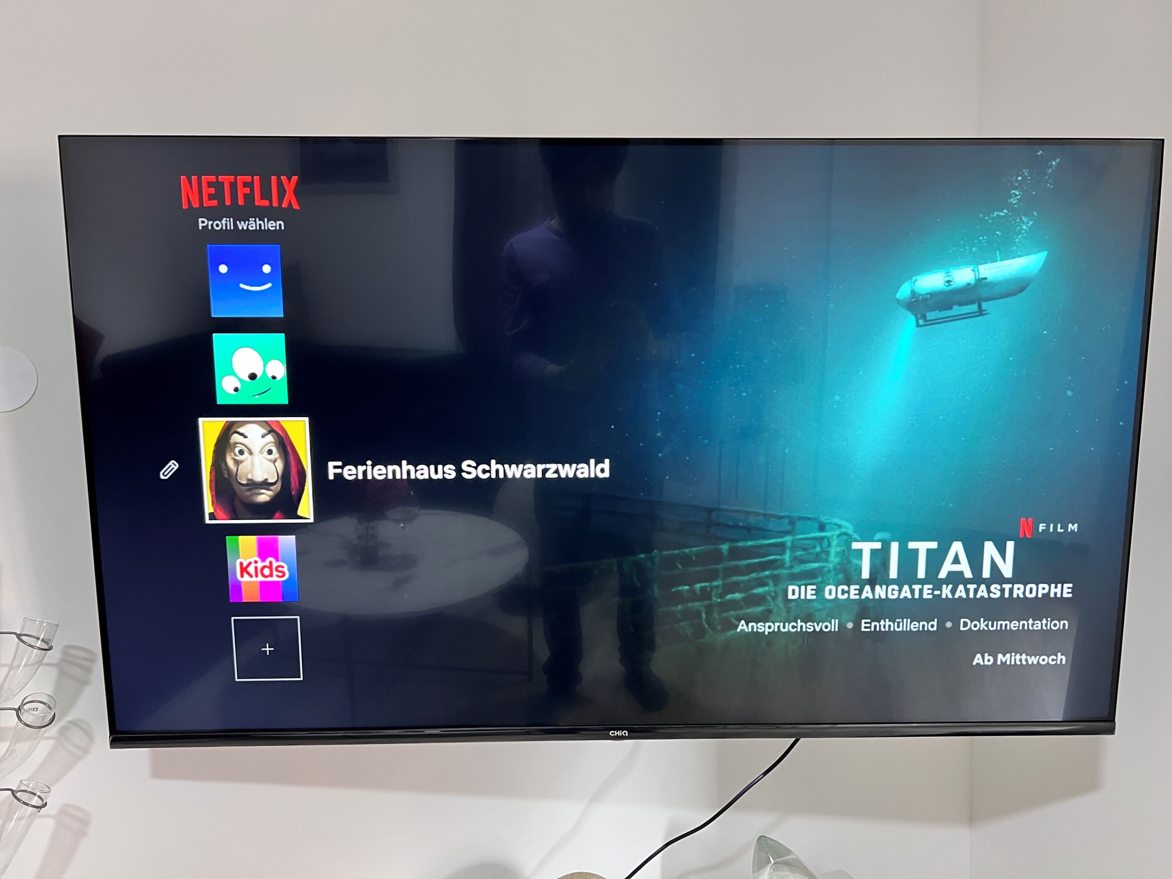 En tv-skärm som visar Netflix användargränssnitt med titeln ”Titan: Katastrofen i ubåten” och en undertitel som anger att det är en dokumentär.