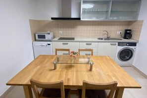 Réfrigérateur, micro-ondes, plaque de cuisson, lave-vaisselle