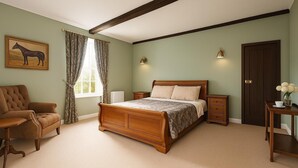 Un dormitorio con una cama de madera, una silla, una mesita de noche, una lámpara y una puerta.