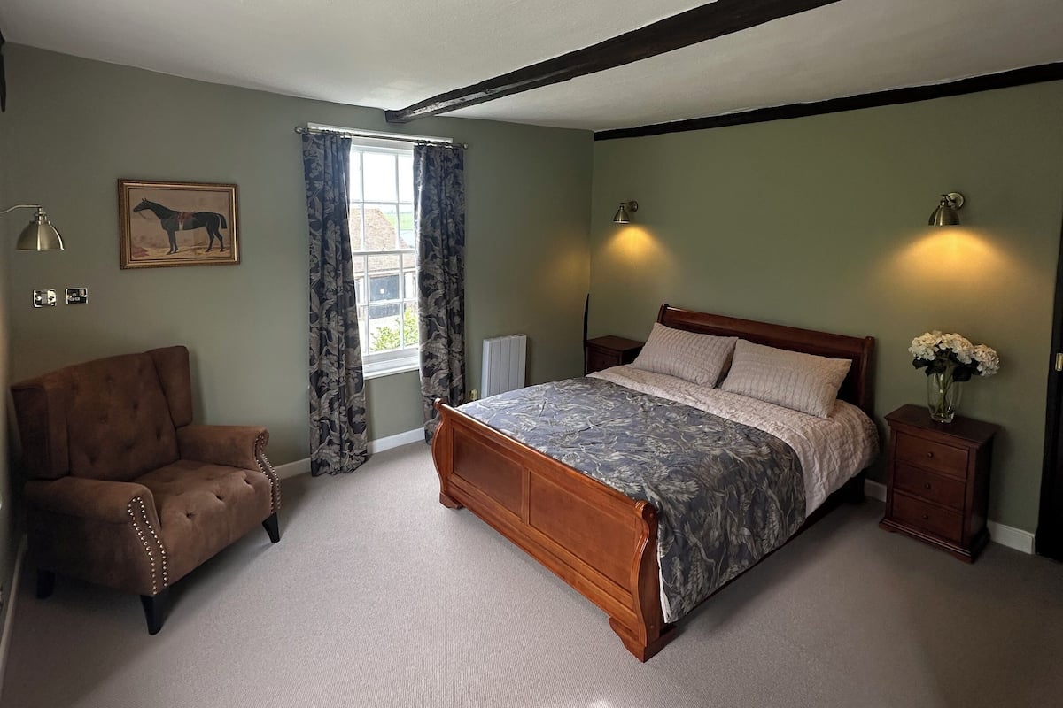 Luxury Double Room | Free WiFi, bed sheets
