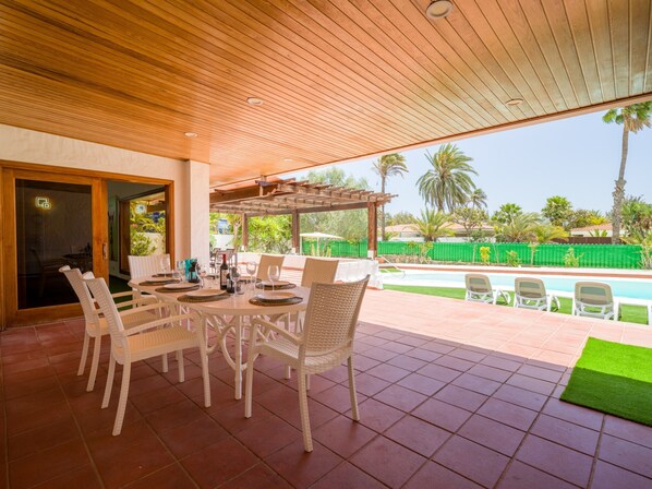 Chalet | Outdoor dining - Chalet in Maspalomas With Heated Pool (San Bartolomé de Tirajana)