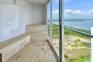 A modern interior with a view of a coastal landscape. - Edificio Martinique (Cartagena)