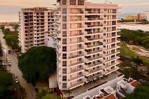 A multi-story residential building with balconies, a flat roof, and a view of the surrounding area. - Edificio Martinique  (Cartagena)