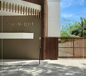 A modern building facade with the word 'DOMINIQUE' prominently displayed. - Edificio Martinique  (Cartagena)